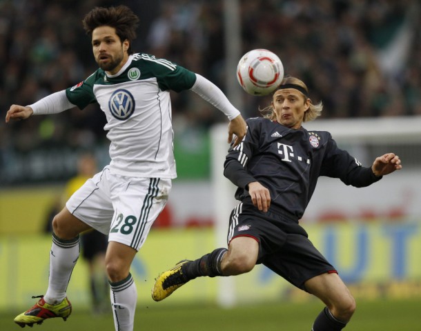 Bayern Munich's Tymoshchuk challenges VfL Wolfsburg's Diego during German Bundesliga soccer match in Wolfsburg