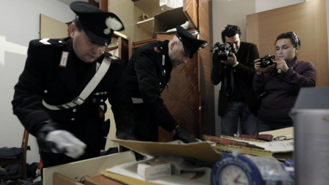Lokalreporter in Neapel: Italienische Carabinieri untersuchen den Bunker des Mafiabosses Pasquale Russo. Mit dabei: die Presse. Camorra-Kenner wie Luigi Sannino nennt man "Camorrologo".