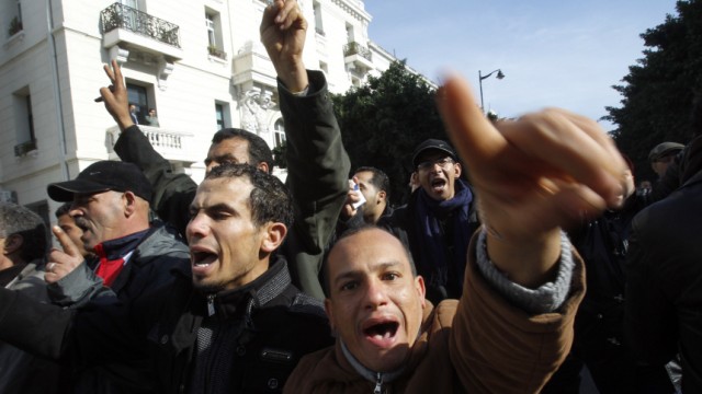 Tunesien: Demonstranten im Zentrum der Hauptstadt Tunis:  "Die Revolution geht weiter."