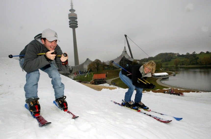 Skifahrer auf dem Münchner Olympiaberg, 2003