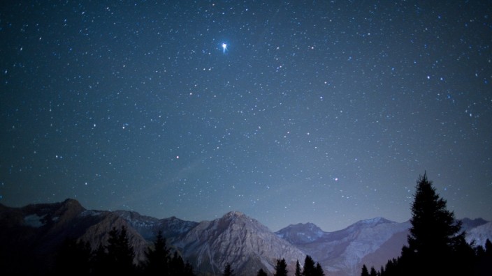 Sternenklarer Himmel über den Schweizer Alpen