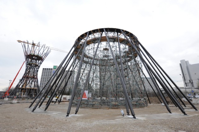 Aufbau der Skulptur "Mae West" am Münchner Effnerplatz, 2011