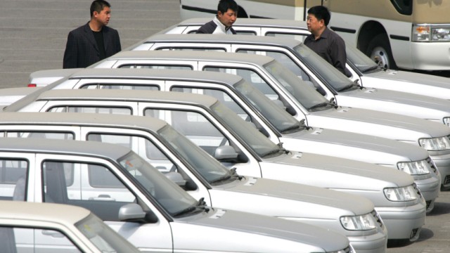 Wirtschaft kompakt: Kaufinteressenten bei einem Volkswagen-Händler in Peking: Der größte deutsche Autohersteller verkauft in China bereits doppelt so viele Fahrzeuge wie in Deutschland.