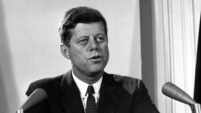 John F. Kennedy bei Fernsehansprache an die Nation zum Ende der Kubakrise, 1962