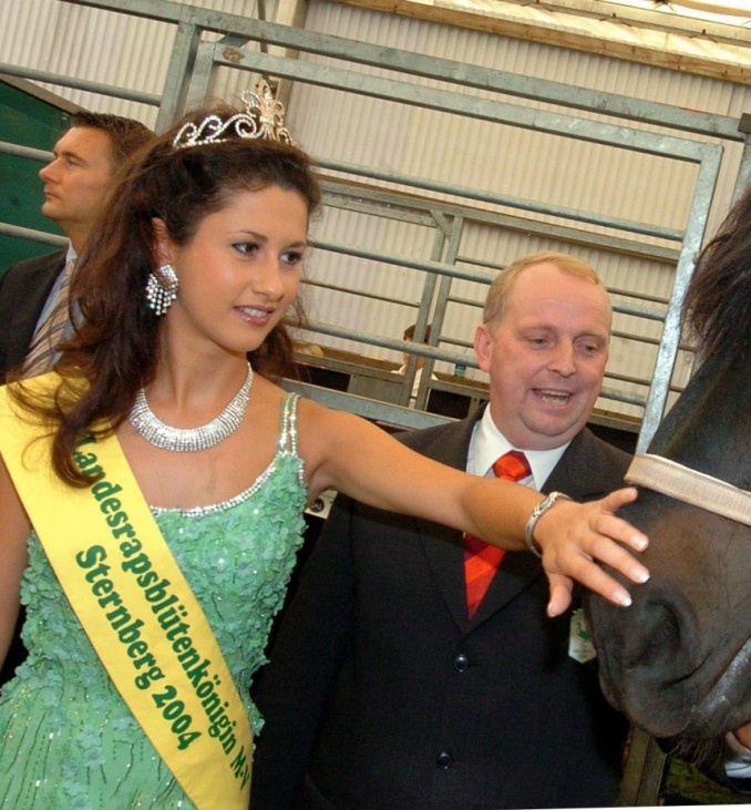 Minister Backhaus mit Schönheitskönigin ein Paar