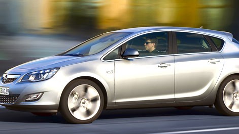 Opel Astra: Kräftiges Lebenszeichen: Der neue Opel Astra hat die Kantigkeit seines Vorgängers abgelegt und ist außerdem deutlich geräumiger geworden.
