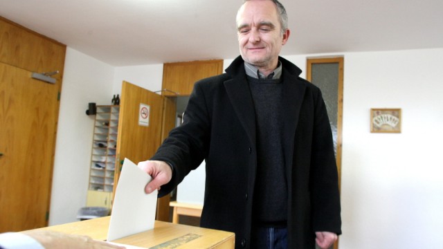 Moosburg: Geschafft: Der Initiator des Bürgerentscheids, Mike Hilberg, bei der Stimmabgabe. Mit einer deutlichen Mehrheit haben die Moosburger für den Entscheid gestimmt.