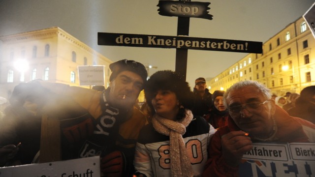 Raucher-Demo: Am frühen Abend sind es etwa 100 Menschen, die vor dem Cafe an der Münchner Freiheit gegen das strikte Rauchverbot im Freistaat demonstrieren.