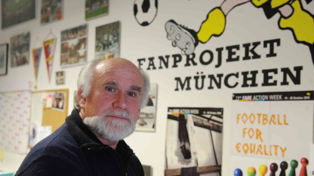 Radikale Fußballfans in München: Streetworker Günter Kraus in seinem Büro am Johannisplatz. Er betreut die Fans des FC Bayern München und des TSV 1860 München.