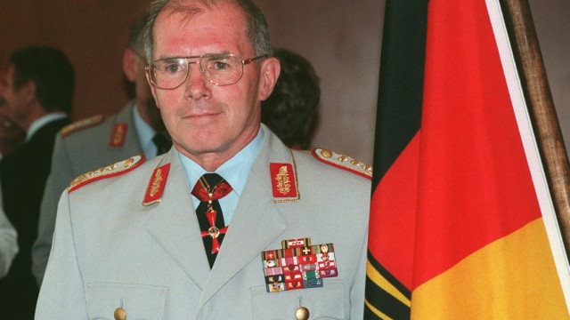 Klaus Naumann mit dem Großen Bundesverdienstkreuz mit Stern