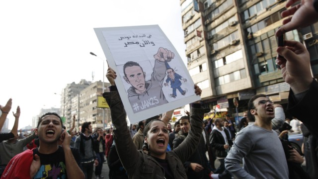 Ägypten: Tod des Bloggers Khaled Said: Proteste gegen die Regierung von Hosni Mubarak in Kairo: Das Plakat zeigt eine Darstellung des ermorderten Bloggers Khaled Said, der den umstrittenen Präsidenten am Kragen packt.