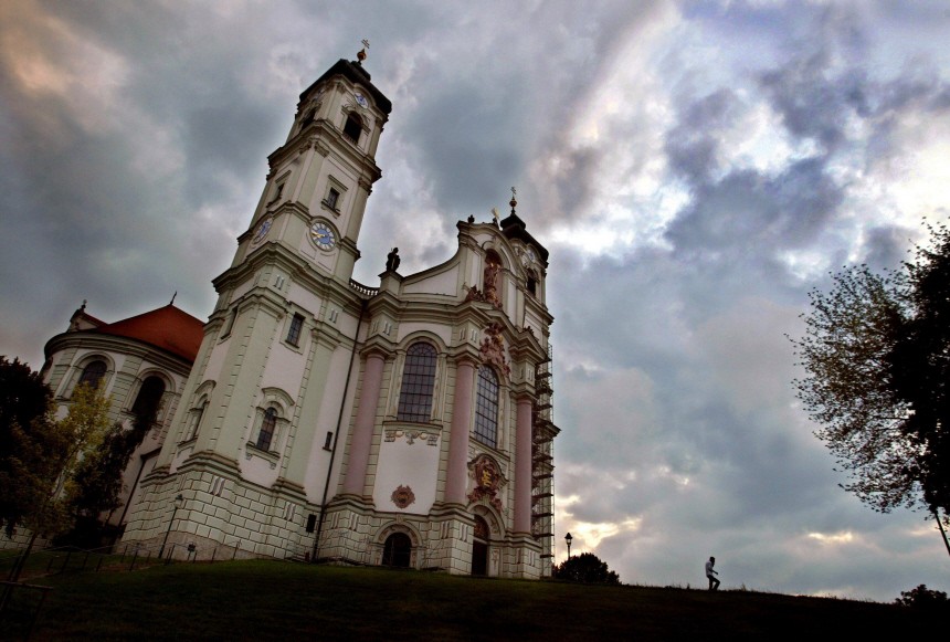 Ottobeurer Basilika vor Regenwolken