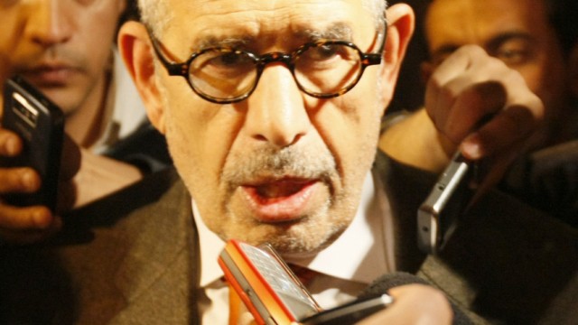 Ägypten: Mohamed ElBaradei: Seine Bekanntheit und die Aufmerksamkeit der Medien, so hofft Mohamed ElBaradei,  Friedensnobelpreisträger von 2005, könne ihn vor manchen Repressalien schützen, mit denen das Regime lästige Kritiker sonst ruhigstellt.