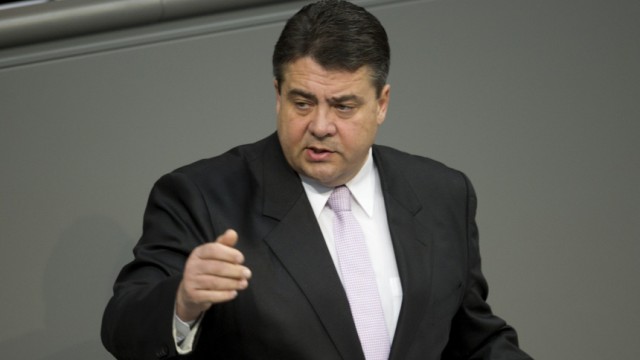 Attacken auf den Verteidigungsminister: SPD-Chef Sigmar Gabriel während seiner Rede im Bundestag