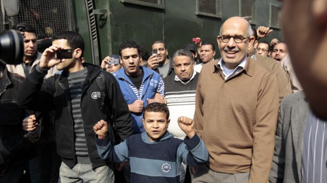 Massenproteste in Ägypten: Auf ihm ruhen die Hoffnungen vieler Ägypter: Friedensnobelpreisträger Mohamed ElBaradei auf den Straßen von Kairo.