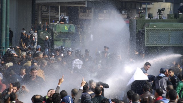 Massenproteste in Ägypten: Mit Wasserwerfern gegen die Demonstranten: Die ägyptischen Sicherheitskräfte gehen mit aller Härte gegen die Proteste vor.