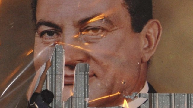 Ägypten: Seinen Sohn Gamal wollte Hosni Mubarak zum Nachfolger aufbauen, doch der hat sich angeblich nun ins Ausland abgesetzt. Ob ihm der Vater bald folgt? Die überlebensgroßen Mubarak-Poster verschwinden schon aus Kairo und, hier im Bild, aus Alexandria.