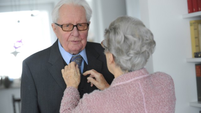 Hans-Jochen Vogel wird 85: Hans-Jochen Vogel: Seine Frau Liselotte lässt ihn gut ausschauen.