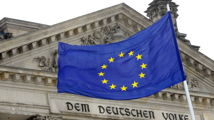 Europa-Flagge weht vor dem Bundestag