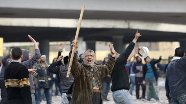 Liveticker zum Nachlesen: Proteste in Kairo: Am Donnerstagmorgen versammelten sich auf dem Tahrir-Platz erneut Mubarak-Gegner und -Anhänger.