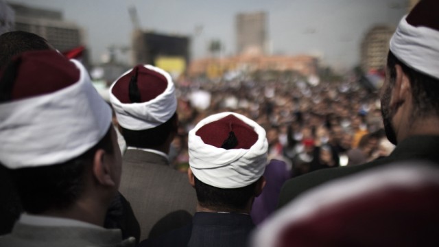 Umbruch in der arabischen Welt: Muslimische Kleriker nehmen an den Protesten in Kairo teil - die Demonstranten kommen aus allen Bevölkerungsschichten. Israel sorgt sich trotzdem um einen Machtzuwachs radikaler Islamisten.