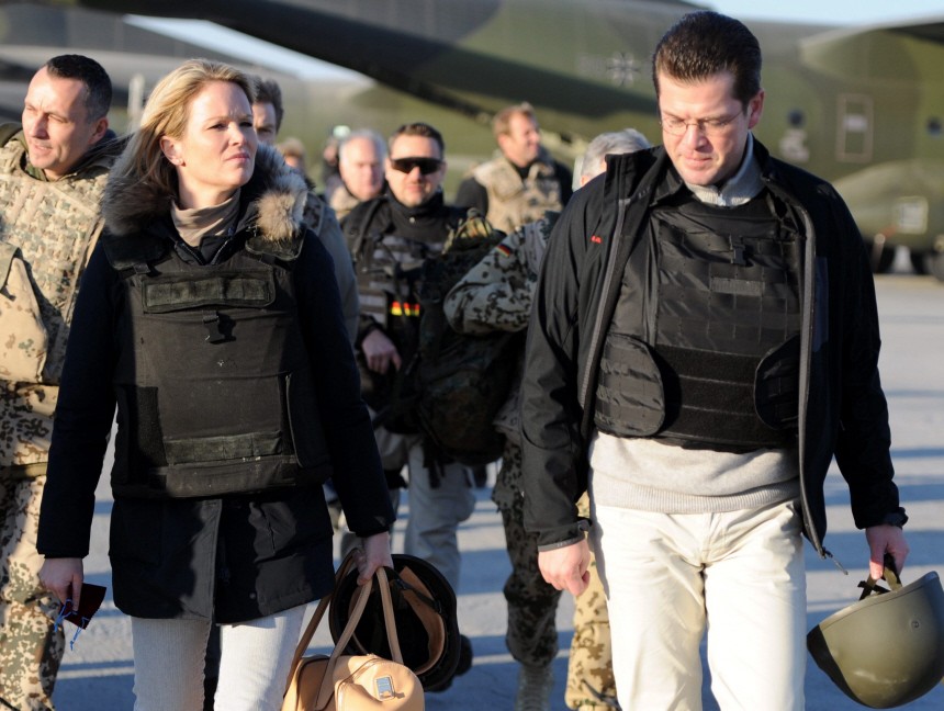 Jahresrueckblick Dezember 2010: Verteidigungsminister zu Guttenberg und Frau in Afghanistan