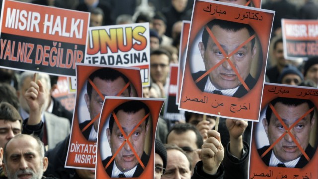 Islam in Ägypten und der Türkei: Solidaritätskundgebungen mit den ägyptischen Demonstranten in Istandbul: Der türkische Premier Recep Tayyip Erdogan drängte Mubarak als erster zum Rücktritt.