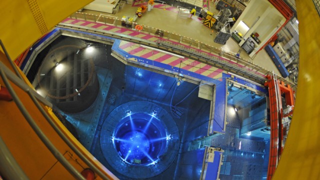 Radioaktiver Abfall: Wenn Brennstäbe erneuert werden, öffnet sich der Blick ins Innere eines Kernreaktors - hier in Gundremmingen.