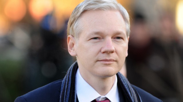 Julian Assange vor Gericht: Wikileaks-Chef Julian Assange trifft am Dienstagmorgen mit seinen Verteidigern vor dem Belmarsh Magistrates' Court im Südosten von London ein.