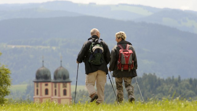 Schwarzwald: Wanderer mit Nordic Walking Wanderstoecken gehen über einen Höhenweg bei St. Märgen im Schwarzwald.