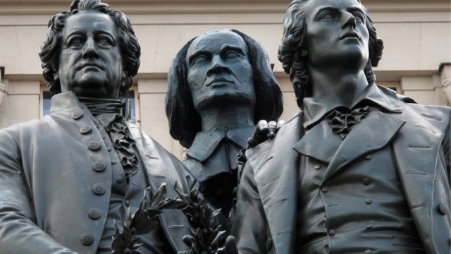Goethe-Schiller-Denkmal ueberrascht mit dritten Mann