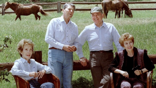 Ronald Reagan und Michael Gorbatschow mit Ehefrauen, 1992