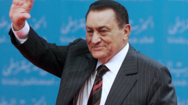 Egyptian President Hosny Mubarak resigns