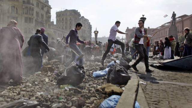 Nach dem Sturz Mubaraks: Aufräumarbeiten am Tag danach: Bis in die frühen Morgenstunden haben Demonstranten den Rückzug Mubaraks gefeiert, jetzt räumen sie den Abfall der vergangenen Tage beiseite.