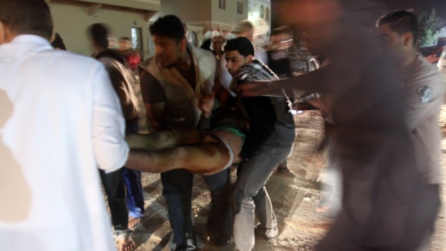 Nach dem Umsturz in Ägypten: Opfer der Polizeigewalt: Nach einer Demonstration in Bahrain wird ein verwundeter Mann weggetragen.