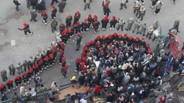 Tahrir-Platz in Kairo: Die Militärpolizei bildet eine Kette um die verbliebenen Demonstranten auf dem Tahrir-Platz: Die Armee hatte die Regierungsgegner zuvor aufgefordert, den Platz zu räumen.