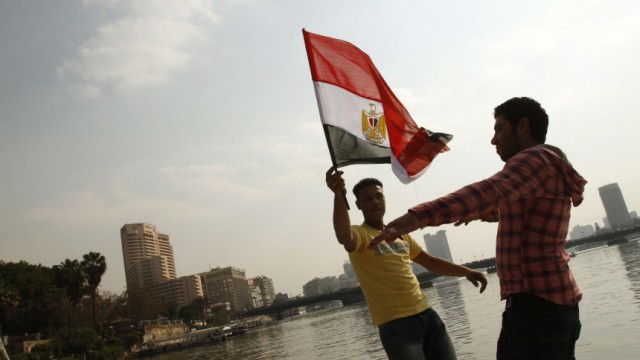 Ägypten: Arbeit an neuer Verfassung: Ägyptische Jugendliche bejubeln am Nil den Sturz Hosni Mubaraks: Schon bald soll das Land eine neue Verfassung bekommen.
