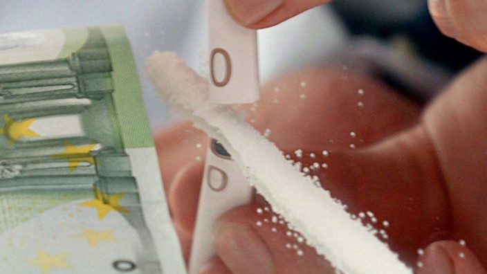 Kokain: Konsument zieht eine Line Koks