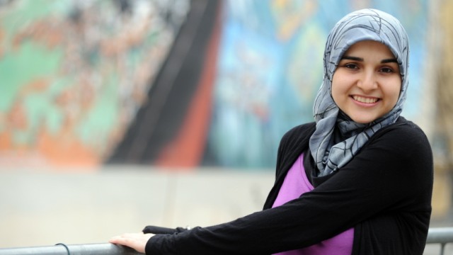 Migranten in München (11): Fatima Talal Saber: "Ich wusste, dass ich es schaffe, weil ich so ehrgeizig bin." Fatima Talal-Saber, die aus Irak stammt und eine lange Flucht hinter sich hat, ist eine der Klassenbesten und will später Medizin studieren.