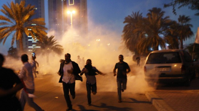 Proteste von Schiiten in Bahrain: Demonstranten in Manama versuchen, einer Wolke von Tränengas zu entkommen.