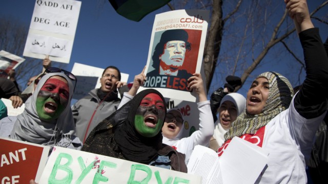 Welle der Gewalt: In Washington gehen zahlreiche Menschen auf die Straßen und demonstrieren gegen die Regime in den arabischen Ländern.