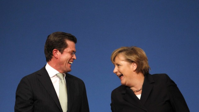 Wagenburg um den Unions-Star: CDU-Kanzlerin Angela Merkel mit CSU-Minister Karl-Theodor zu Guttenberg