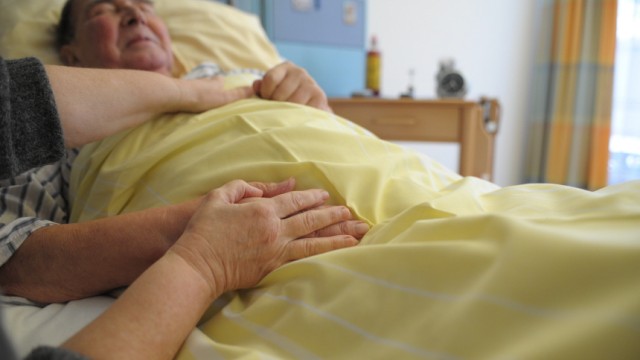 Palliativstation in München: Wenn jemand Angst hat zu ersticken, wandert die Hand der Atempädagogin auf den Rücken oder zum Becken.