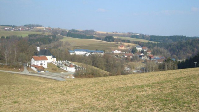 Schöllnstein in Niederbayern: Das Bild verdeutlicht die Unverhältnismäßigkeit: Links die Kirche, in der Mitte die große weiße Asylbewerberunterkunft, rechts die Häuser des Dorfes im Landkreis Deggendorf.
