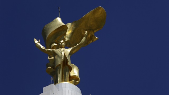 Staaten im Umbruch: Mittlerweile wurde sie abmontiert: die goldene Statue des ehemaligen Präsidenten Saparmurat Nijazow in Aschgabad.