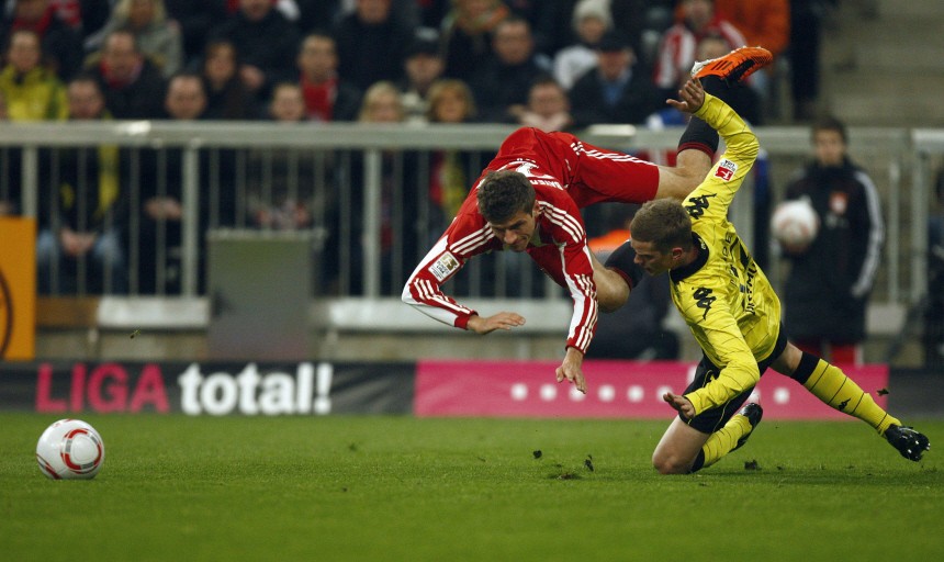 Munich's Mueller challenges Dortmund's Bender during their German Bundesliga soccer match in Munich