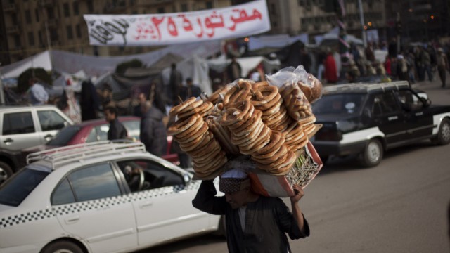 Die arabische Welt im Umbruch: Backwaren für die Demonstranten auf dem Tahrir-Platz in Kairo.