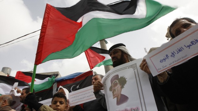 Die arabische Welt im Umbruch: Palästinensische Demonstranten bekunden ihre Solidarität mit der Revolte gegen den libyschen Staatschef Muammar al-Gaddafi.