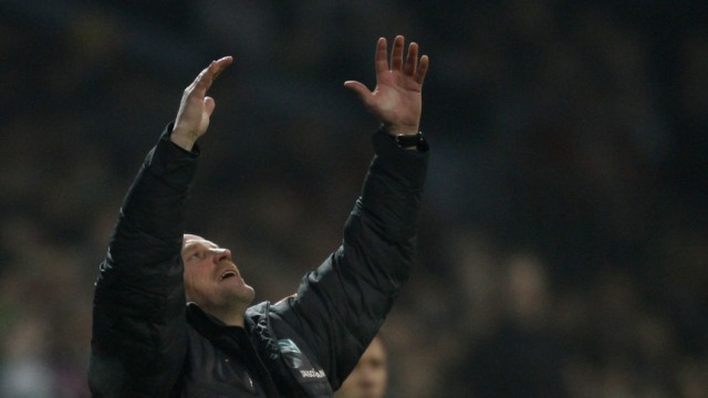 Werder Bremen's coach Schaaf reacts during German Bundesliga soccer match against Bayer 04 Leverkusen in Bremen