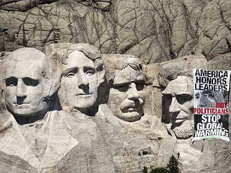 Spektakuläre Greenpeace-Aktion am Mount Rushmore;Reuters